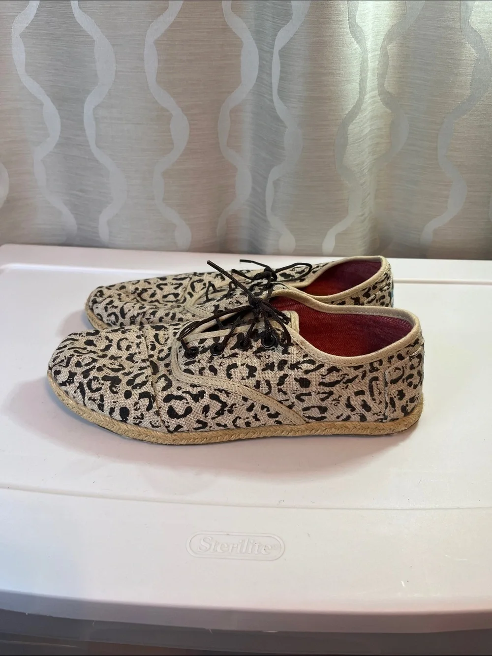 Toms Leopard Cheetah Lace Up Shoes Sneakers Size 8.5